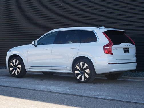 2025 Volvo XC90 Plug-In Hybrid T8 Plus 6-Seater
