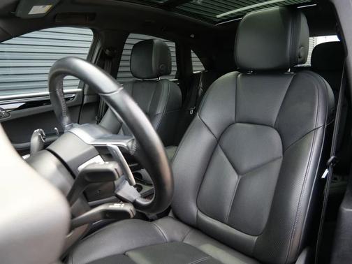 Blue 2020 Porsche Macan Macan