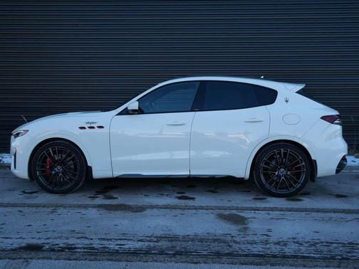 Bianco 2022 Maserati Levante Trofeo