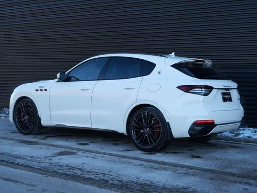 Bianco 2022 Maserati Levante Trofeo