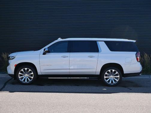 Iridescent Pearl Tricoat 2022 Chevrolet Suburban Premier