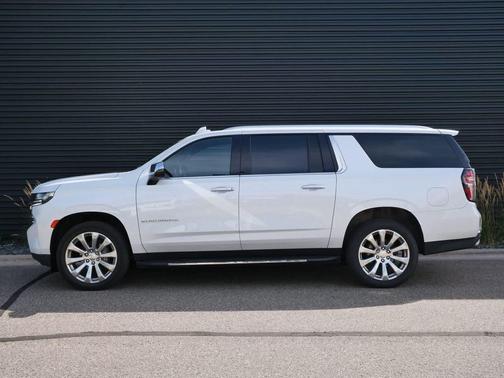 Iridescent Pearl Tricoat 2022 Chevrolet Suburban Premier