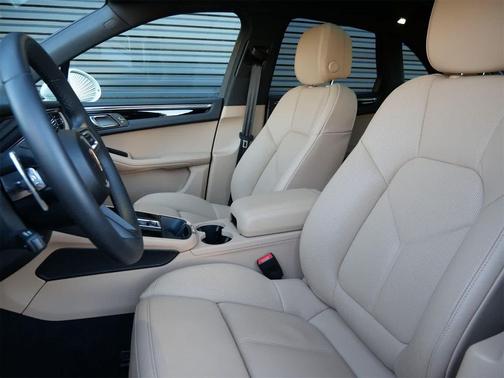 2025 Porsche Macan AWD