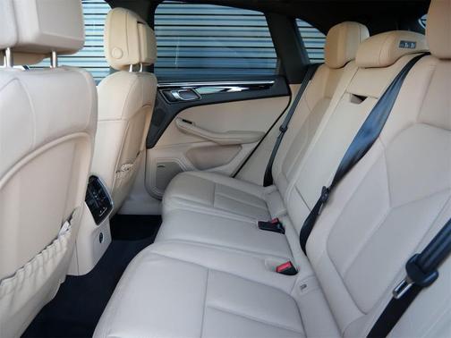 2025 Porsche Macan AWD