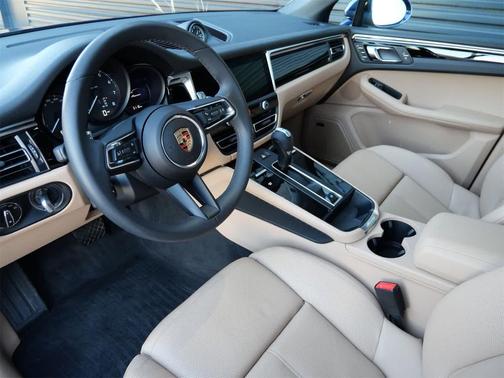 2025 Porsche Macan AWD