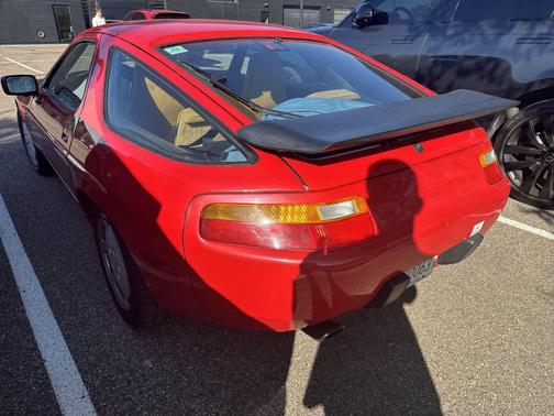 Red 1988 Porsche 928 2dr Coupe 5-Spd