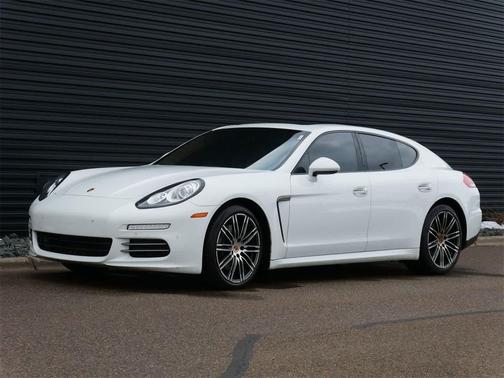 2016 Porsche Panamera 4 Edition