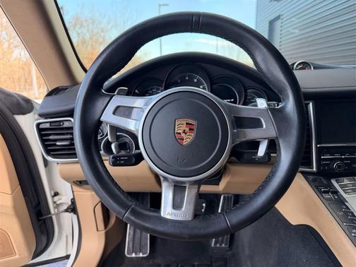 2016 Porsche Panamera 4 Edition