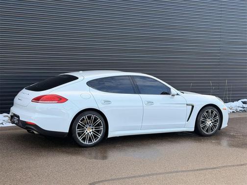 2016 Porsche Panamera 4 Edition