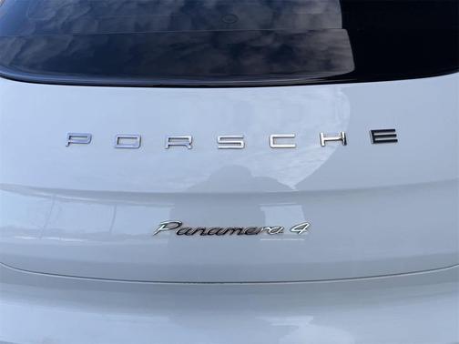 2016 Porsche Panamera 4 Edition