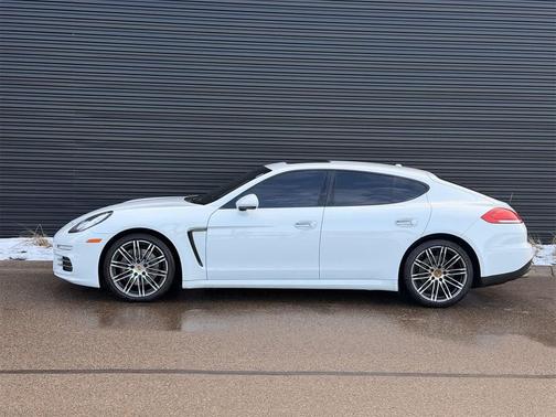 2016 Porsche Panamera 4 Edition