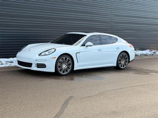 2016 Porsche Panamera 4 Edition