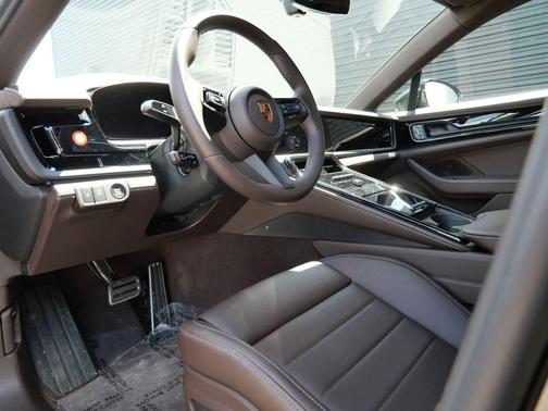 Jet Black Metallic 2026 Porsche Panamera 4
