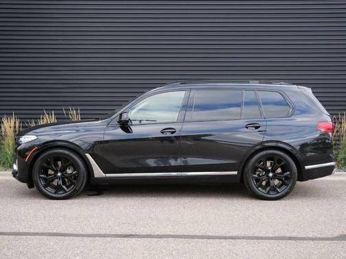 Black Sapphire Metallic 2021 BMW X7 xDrive40i
