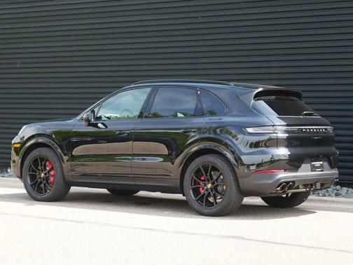 Chromite Black Metallic 2026 Porsche Cayenne S