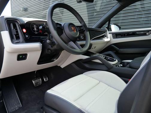 Chromite Black Metallic 2026 Porsche Cayenne S