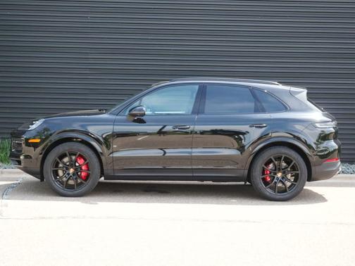Chromite Black Metallic 2026 Porsche Cayenne S