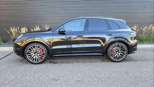 Chromite Black Metallic 2026 Porsche Cayenne Cayenne GTS