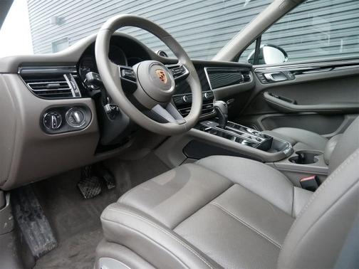 2025 Porsche Macan AWD