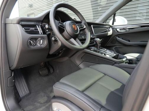 0Q/White 2026 Porsche Macan Macan