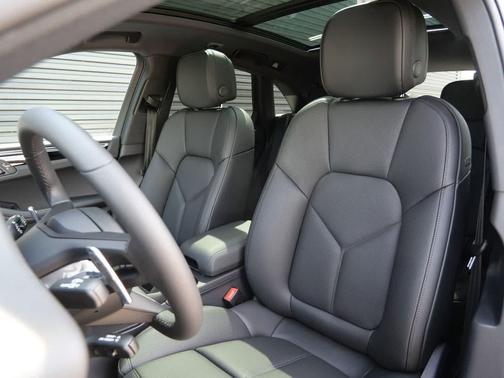 0Q/White 2026 Porsche Macan Macan