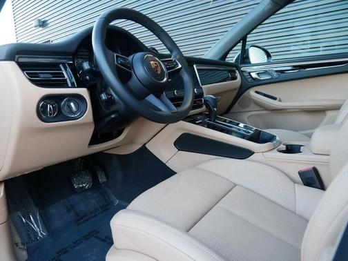 2025 Porsche Macan AWD