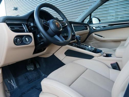 2025 Porsche Macan AWD