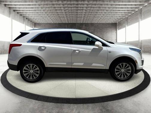 White 2019 Cadillac XT5 Luxury