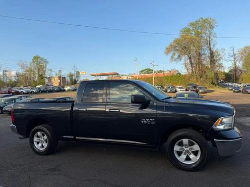 Brilliant Black Crystal Pearlcoat 2018 RAM 1500 SLT