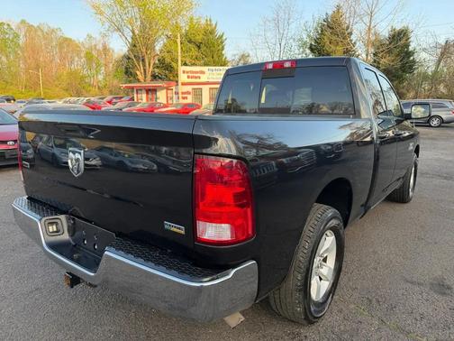 Brilliant Black Crystal Pearlcoat 2018 RAM 1500 SLT