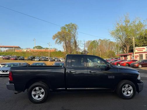 Brilliant Black Crystal Pearlcoat 2018 RAM 1500 SLT