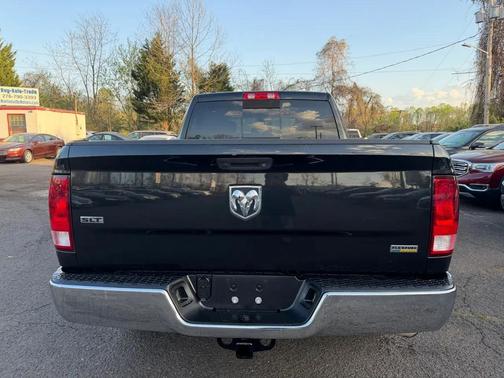 Brilliant Black Crystal Pearlcoat 2018 RAM 1500 SLT