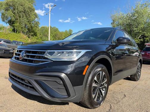 Deep Black Pearl 2022 Volkswagen Tiguan 2.0T S