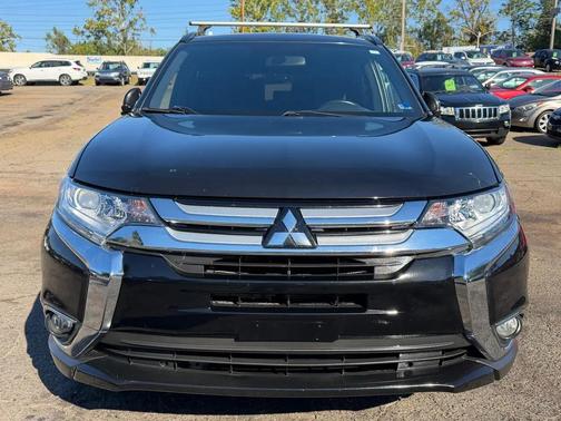 Labrador Black Metallic 2018 Mitsubishi Outlander SE