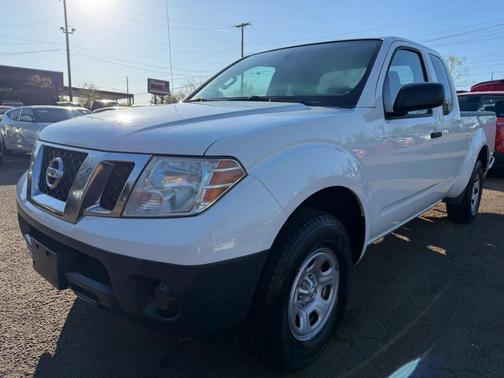 Glacier White 2015 Nissan Frontier SV-I4