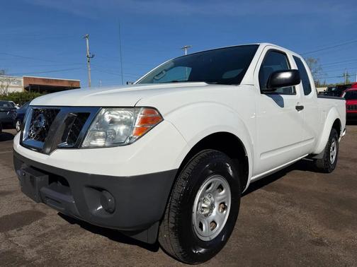 Glacier White 2015 Nissan Frontier SV-I4