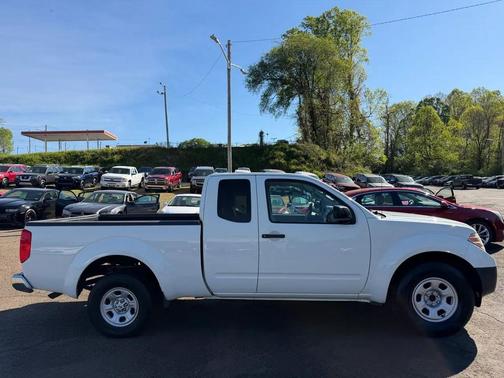 Glacier White 2015 Nissan Frontier SV-I4