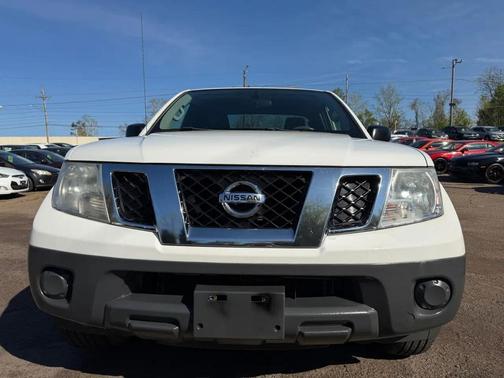 Glacier White 2015 Nissan Frontier SV-I4