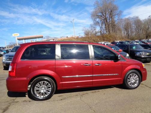 2016 Chrysler Town & Country Touring-L