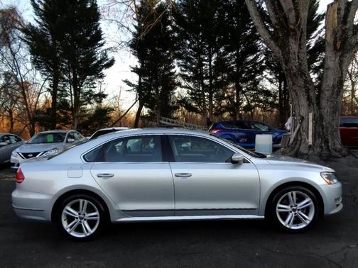 2015 Volkswagen Passat 1.8T Auto SE w/Sunroof & Nav