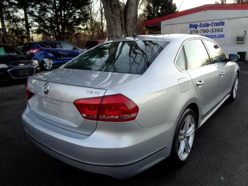 2015 Volkswagen Passat 1.8T Auto SE w/Sunroof & Nav