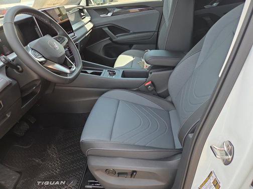 2025 Volkswagen Tiguan 2.0T SE