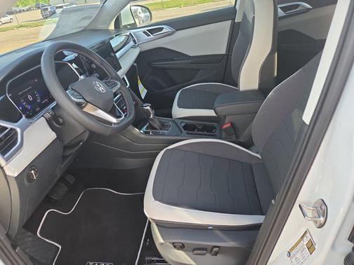 Pure White 2026 Volkswagen Taos SE