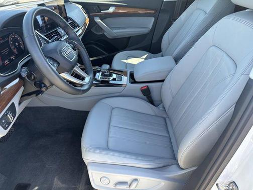Glacier White Metallic 2023 Audi Q5 45 S line Premium Plus