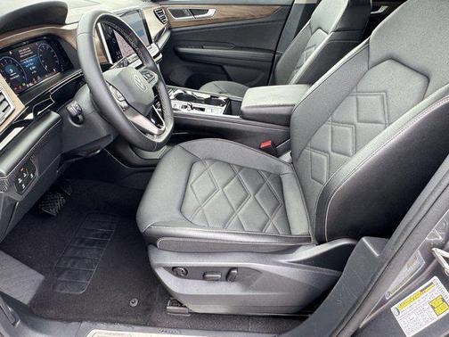 2025 Volkswagen Atlas 2.0T SE w/Technology 4MOTION