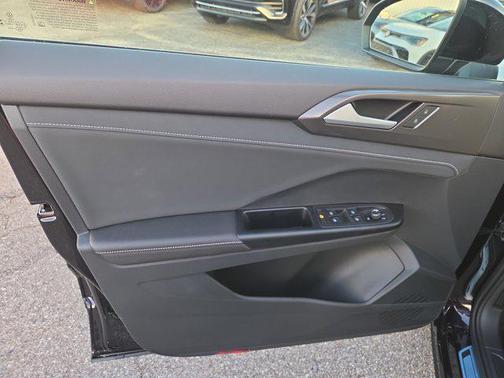 2026 Volkswagen Taos SE Black