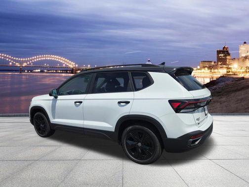 Pure White w/Deep Black Roof 2026 Volkswagen Taos SE Black