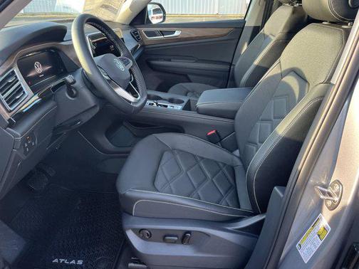2025 Volkswagen Atlas 2.0T SE