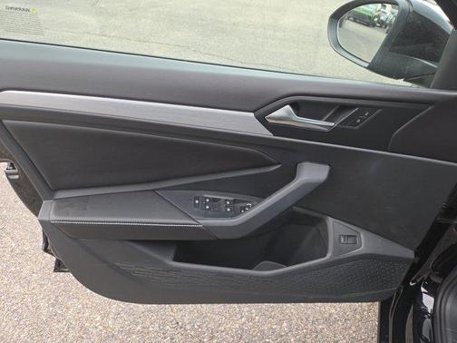 Deep Black Pearl 2026 Volkswagen Jetta 1.4T S