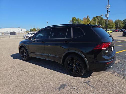 2024 Volkswagen Tiguan 2.0T SE R-Line Black